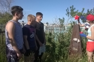 Молодежь ухаживает за памятниками ветеранов войны